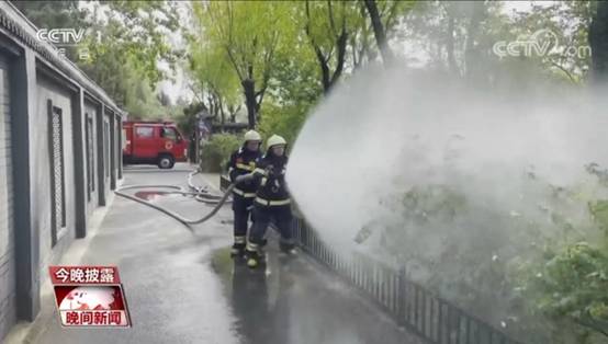 雪地里行驶的火车中度可信度描述已自动生成